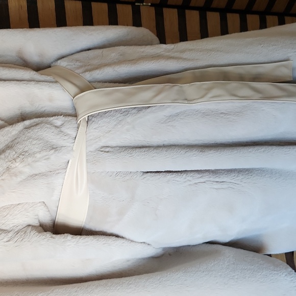 Minky Couture faux fur long coat - Picture 10 of 11